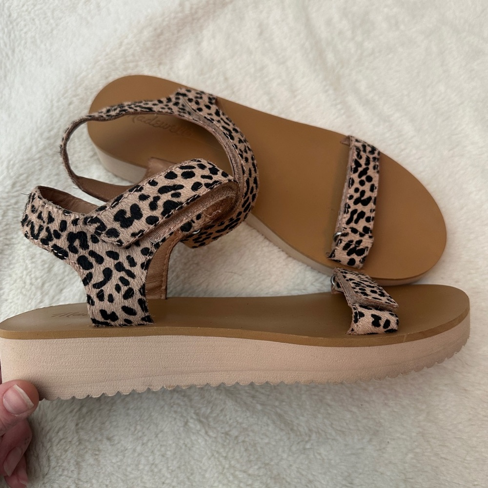 Madewell the Maggie sandal in spotted calf hair - Picture 2 of 6